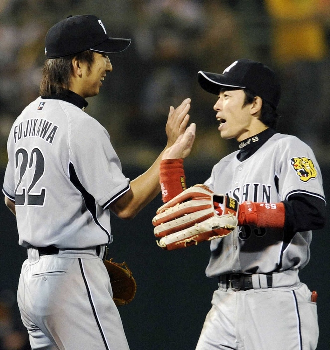 08年5月、試合に勝利しタッチを交わす藤川（左）と赤星