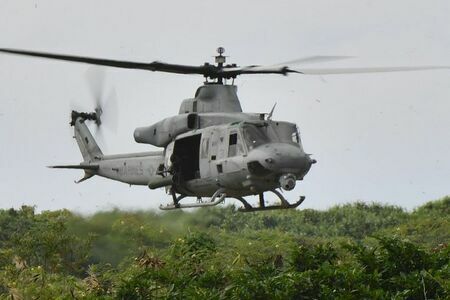 不時着した草地から飛び立つ米海兵隊のＵＨ１多用途ヘリ＝１５日午後１時、沖縄県国頭村宜名真（金城健太撮影）