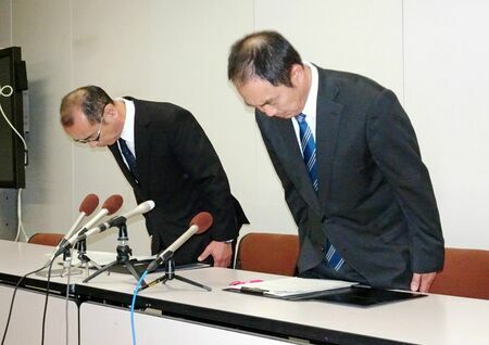 公立中学教諭の懲戒処分について、記者会見で謝罪する県教育委員会の嘉村直樹副教育長（左）と岡祐一郎教職員課長＝県庁