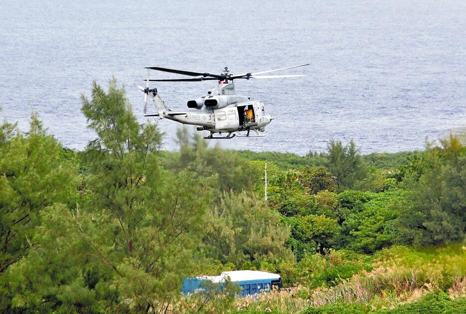 空き地を離陸する米軍ヘリ「UH1」（15日午後1時、沖縄県国頭村で）＝島田愛美撮影