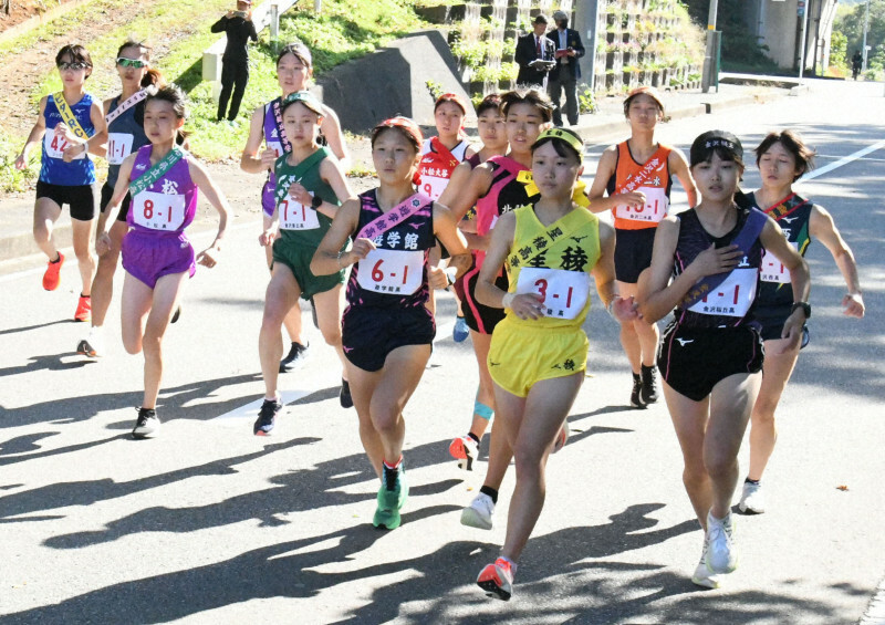 一斉にスタートする1区の女子選手ら＝石川県小松市内で2024年11月4日午前10時0分、深尾昭寛撮影