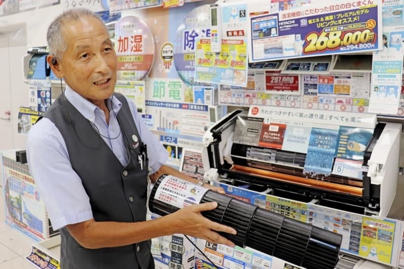 家電量販店大手のノジマで働く河島幸三さん＝８月５日、神奈川県座間市