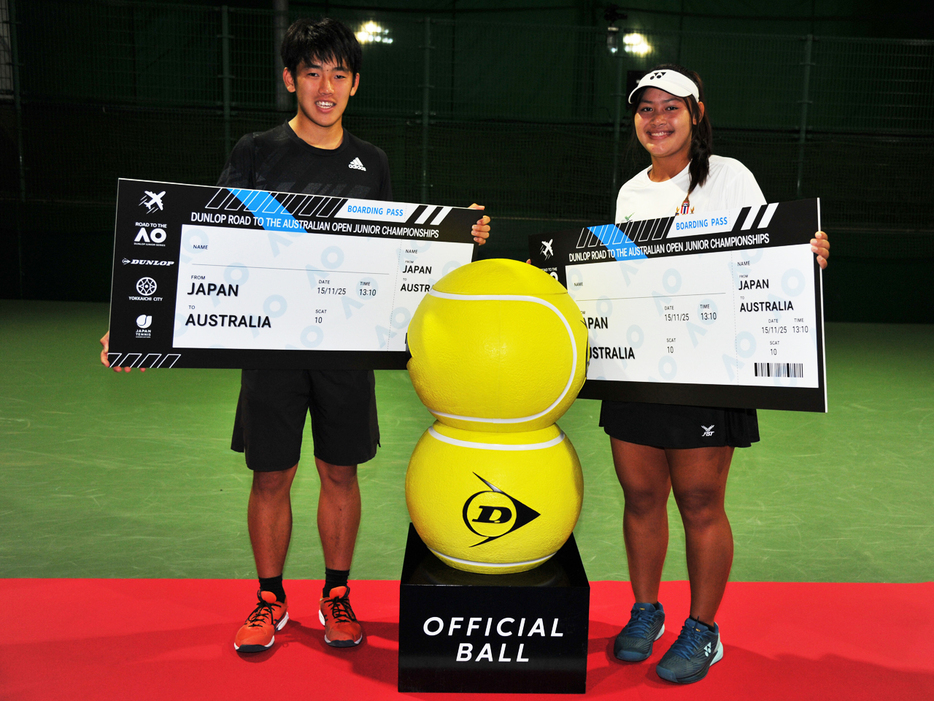 「2025 DUNLOP ROAD TO THE AUSTRALIAN OPEN JUNIOR SERIES in 四日市」（三重・四日市テニスセンター）で優勝を飾った富澤直人（A&Aテニスアカデミー／左）とカモンワン・ヨドペッチ（タイ）（写真提供◎住友ゴム工業株式会社）