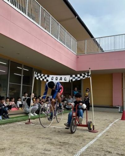 園児と自転車レースを行った阿部将大