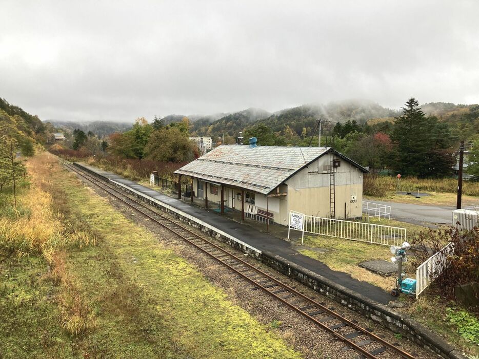 駅舎がほぼ完全な形で保存されている鹿の沢駅。駅近くの歩道橋から一望できる