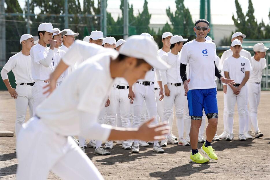 　大冠高の生徒らを指導するイチロー氏（代表撮影）