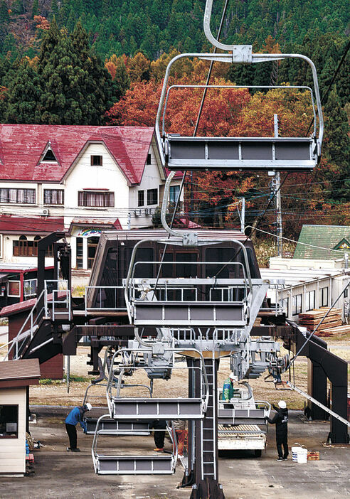 リフトの取り付け作業を進める作業員＝富山市の立山山麓スキー場極楽坂エリア