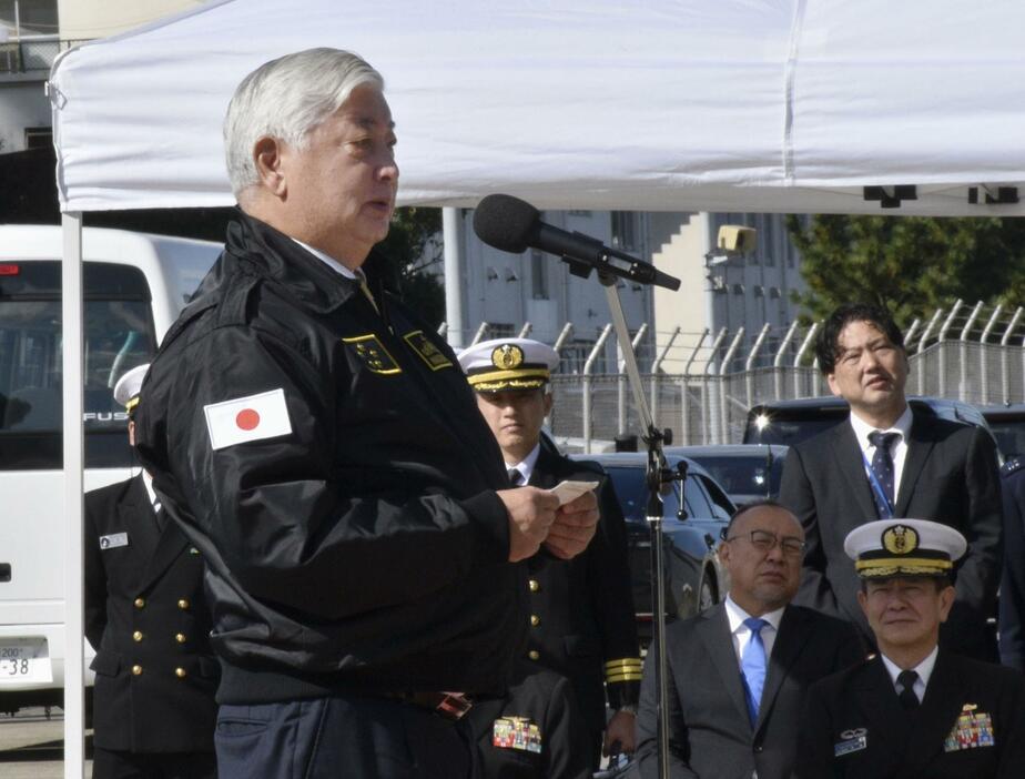 韓国海軍艦の入港歓迎行事であいさつする中谷防衛相＝7日午前、神奈川県の海上自衛隊横須賀基地