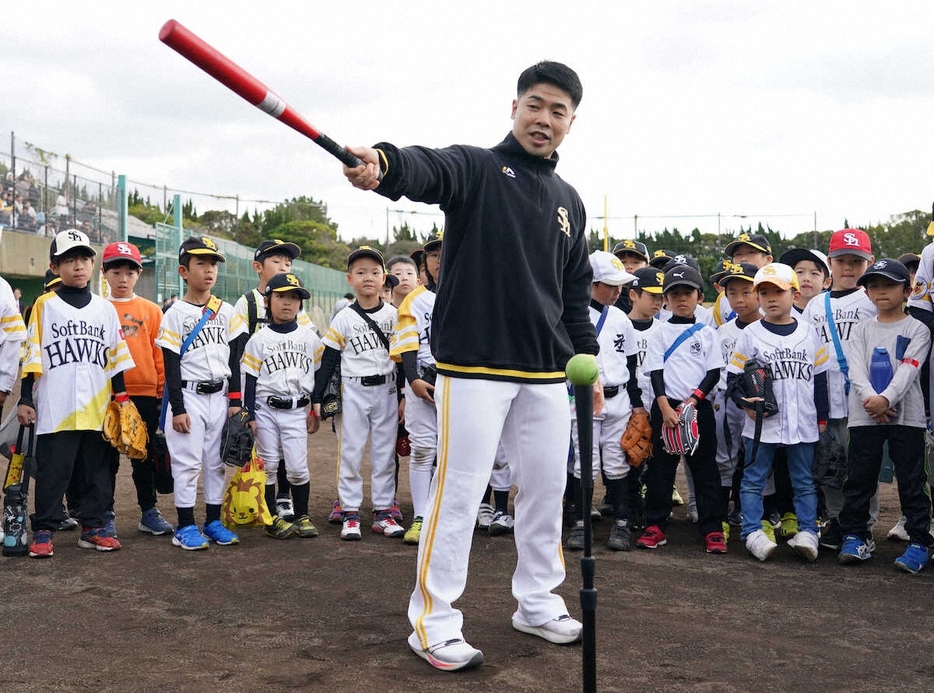 子どもたちに打撃を教えるソフトバンク・近藤（撮影・岡田　丈靖）