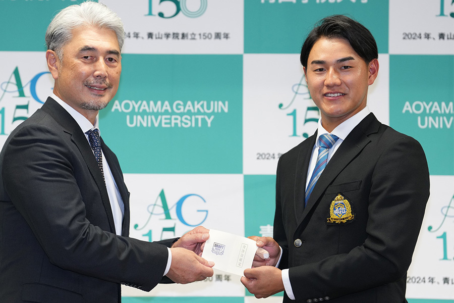 ロッテ1位指名の青学大・西川史礁（左は吉井理人監督）【写真：イワモトアキト】