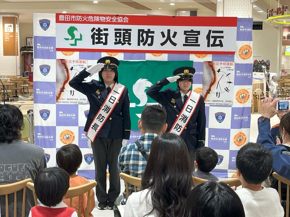 一日消防長を務めた宇栄原唯愛（うえはら・ゆいな）さん＜写真左＞と大塚柚萌（ゆめ）さん＜写真右＞