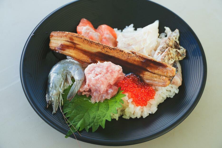 〈かに船 ふくしま海鮮丼〉の「ノドグロ＆はねる生エビ入りふくしま全部のせ丼」2500円（税込）