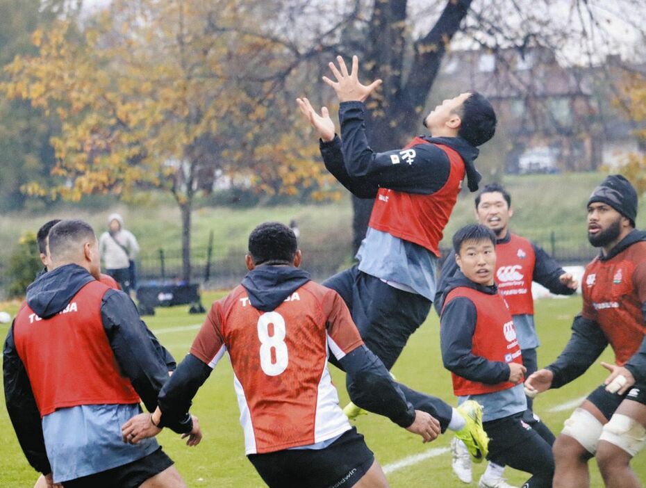 イングランド戦に向けキック処理を練習する日本代表（１９日の練習で＝（ｃ）ＪＲＦＵ）