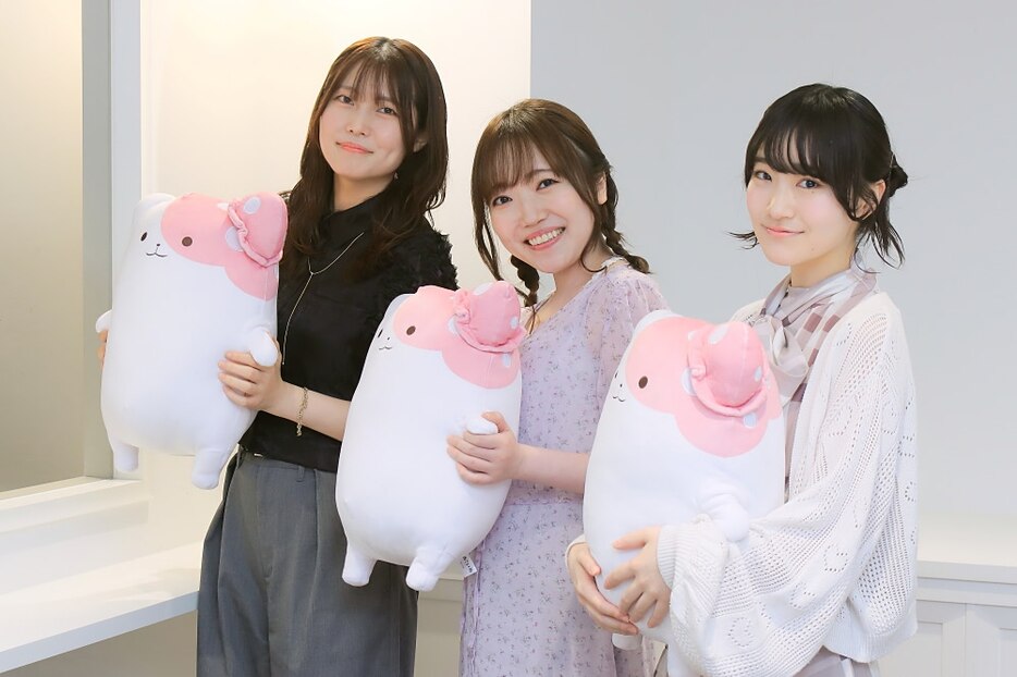 （左から）千本木彩花さん、久野美咲さん、日菜さん。　（C）蒼星きまま・徳間書店／星鳩町きのこ研究所