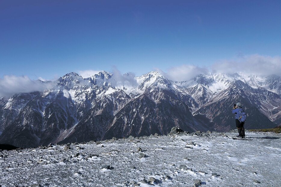 蝶ケ岳山頂から望む、冠雪した穂高連峰の山並み（23日午前10時35分ごろ）