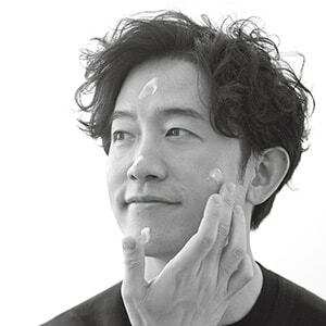 教えてくれたのはモデル／美容ジャーナリスト 櫻井貴史さん●豊富な美容知識を持つステイヤングの実践者は、モデル、俳優など幅広い分野で活躍。美容ジャーナリストの顔を持ち、多くのメディアでコスメ大賞の審査員も務める。自身のSNSやYouTubeチャンネル「さくCHANNEL」などで、美容情報を広く発信中。