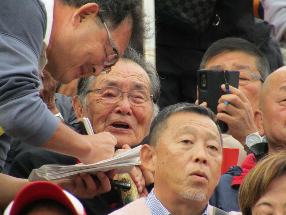 現校名で初めて花園出場を決めた京都工学院・山口良治総監督は観客席で涙ぐみながら取材に応じる（撮影・横田和幸）