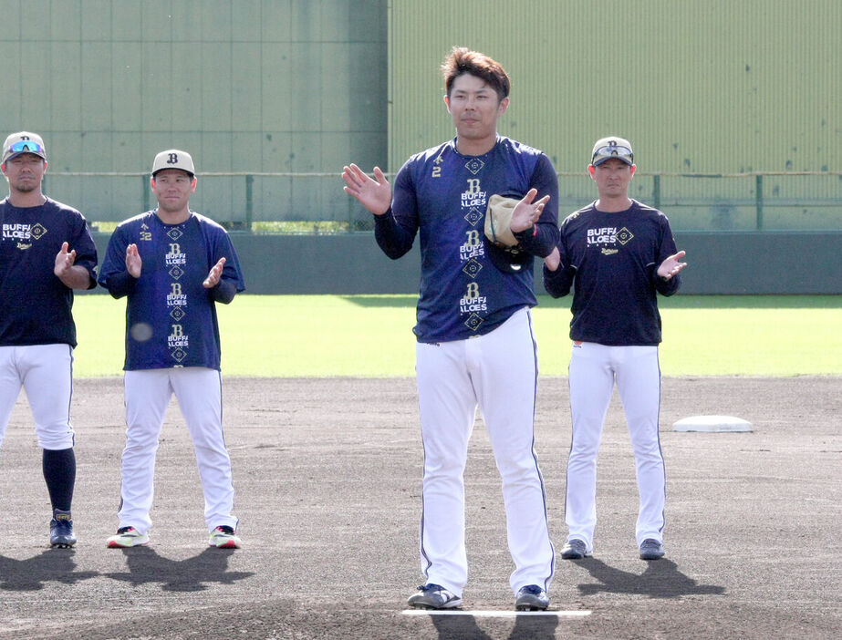 高知キャンプの最終日に手締めをするオリックス・若月（右は岸田監督）