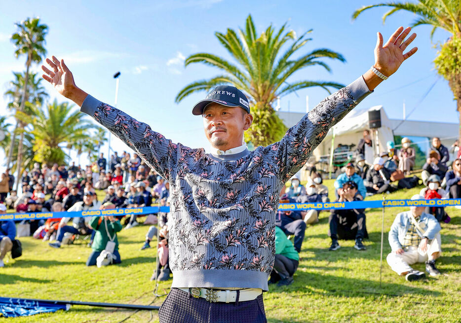 優勝を喜ぶ岩田寛（カメラ・小林　泰斗）