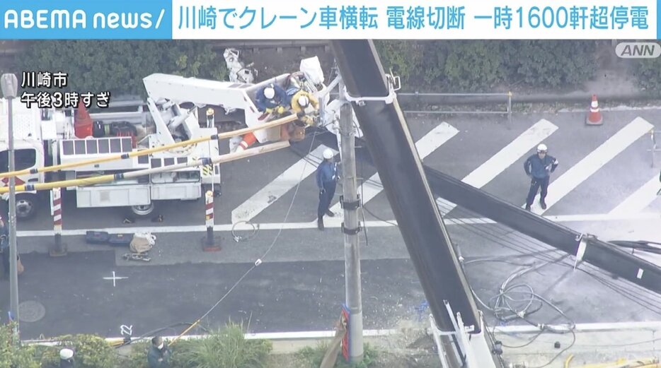 作業中のクレーン車が横転