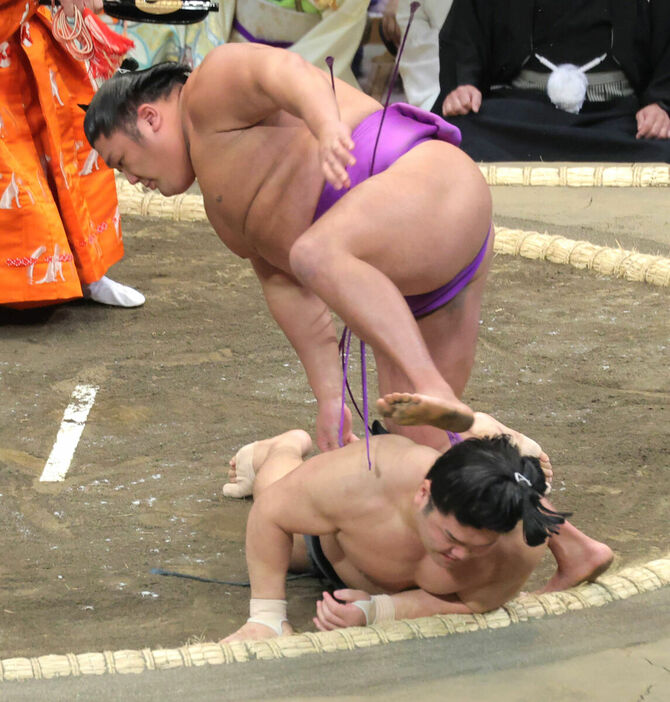 尊富士（上）ははたき込みで朝紅龍を破った（カメラ・池内　雅彦）