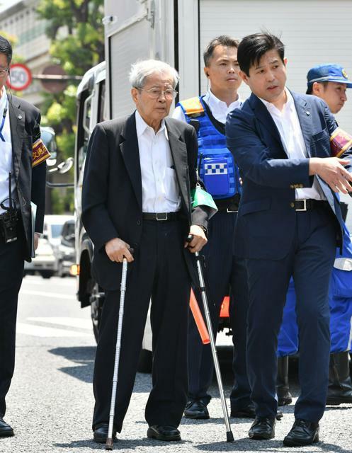 母子2人が亡くなった事故現場付近の実況見分で、警視庁の捜査員に説明する旧通産省工業技術院の飯塚幸三・元院長=2019年6月13日午前11時25分、東京都豊島区、山本裕之撮影