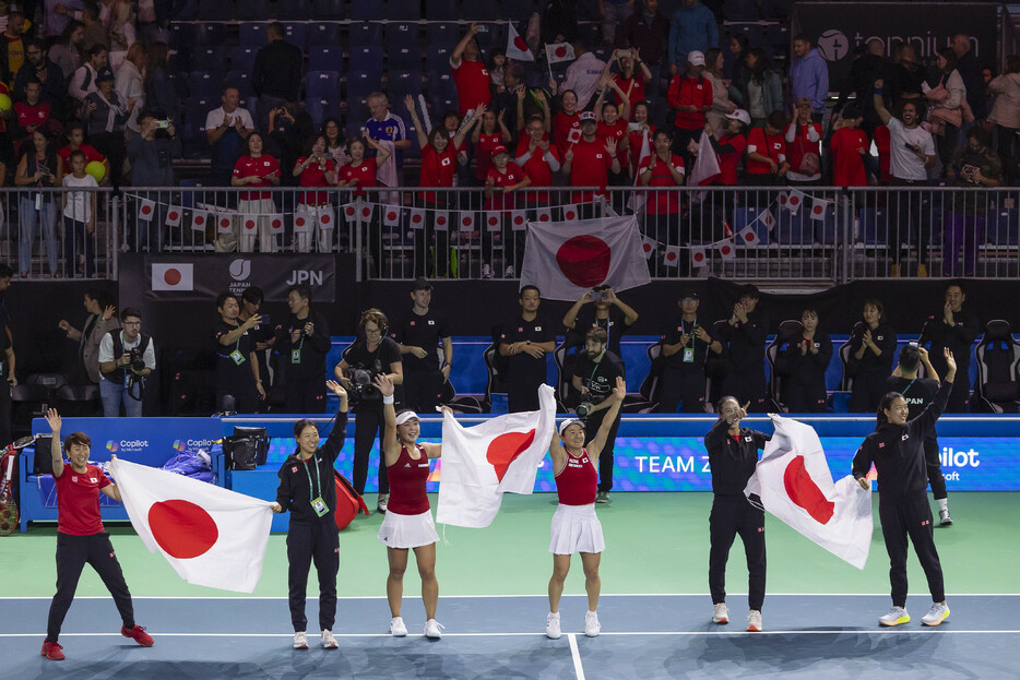 女子テニスの国別対抗戦、ビリー・ジーン・キング杯ファイナルは１４日、スペインのマラガで１回戦が行われ、ファイナル初出場の日本はルーマニアに通算２勝１敗で逆転勝ちした。準々決勝でイタリアと対戦する。