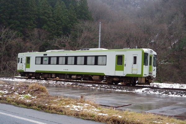 JR米坂線は大雨により被災し、坂町～今泉間で不通が続く（画像：写真AC）。