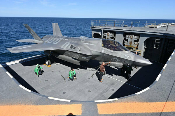 「かが」のエレベーターで移動するF-35B（画像：海上自衛隊）。