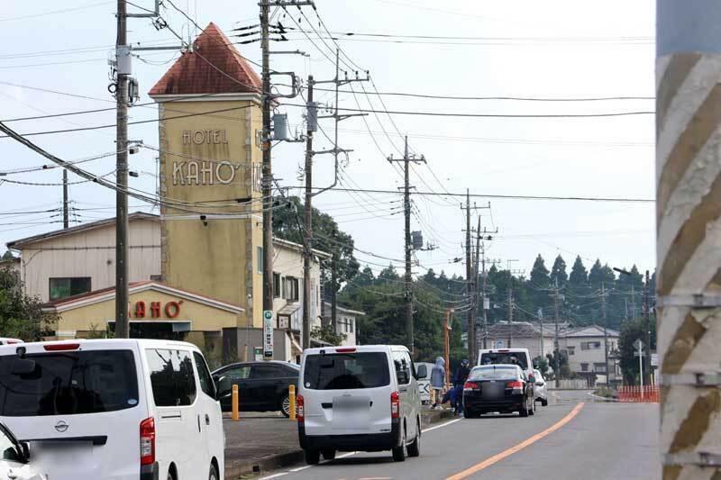 女性従業員が亡くなった事件現場のホテル=1日午後0時35分、市原市中高根（画像一部加工）