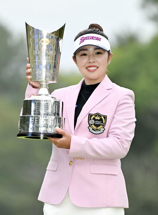 通算22アンダーで優勝した山下美夢有＝エリエールGC松山