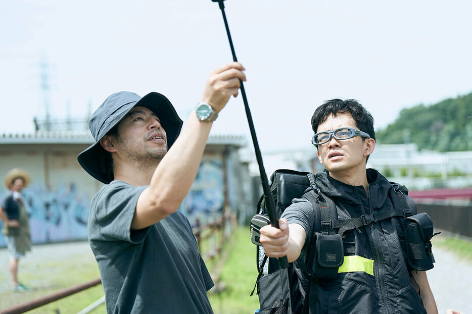 撮影現場の石井裕也監督（写真左）と池松壮亮