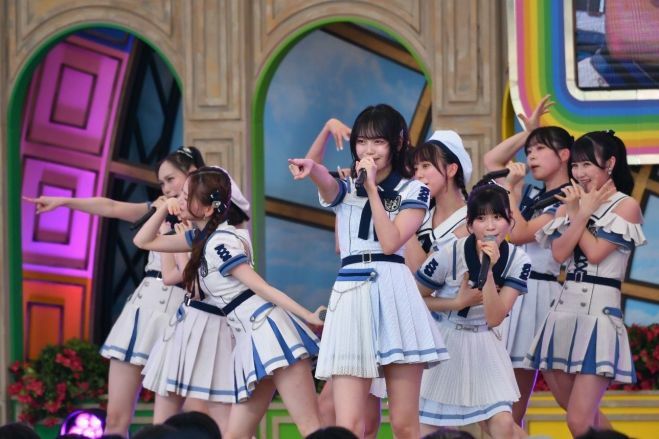 今年8月、TOKYO IDOL FESTIVAL（TIF）のステージ。センターで楽曲を披露する梁瀬鈴雅さん＝東京・お台場、いずれも松村北斗撮影