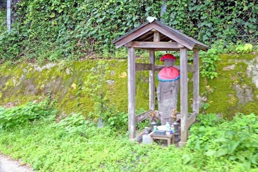 別大電車事故後、落石ガードの別府寄りに鎮座されたお地蔵さま（画像：若杉優貴）