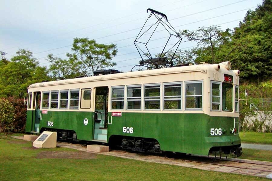 佐野植物公園に保存されていた頃の506号。「車体更新」ともいうべき改造をされており、現役当時とは異なる部分が多い（画像：若杉優貴）