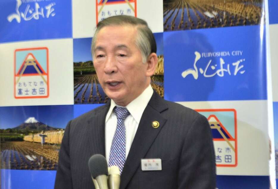 報道陣の取材に応じる山梨県富士吉田市の堀内茂市長＝26日、同市（平尾孝撮影）