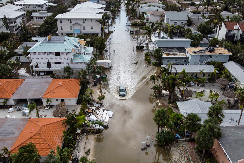 巨大ハリケーン「ミルトン」がもたらした豪雨で浸水した米フロリダ州シエスタキーの住宅街＝１０月１０日（ＡＦＰ時事）