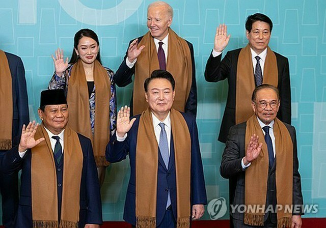 APEC首脳会議に出席した各国首脳と記念撮影する韓国の尹錫悦大統領（前列中央）＝16日、リマ（聯合ニュース）