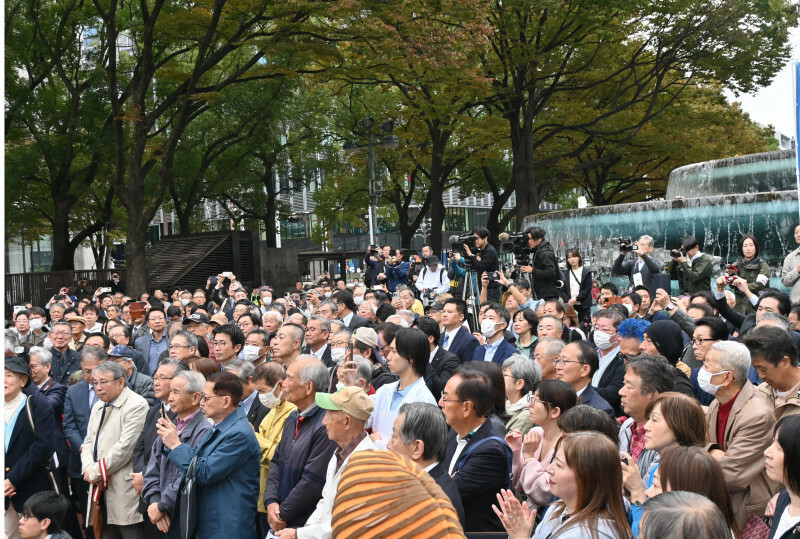 名古屋市長選が告示され、候補者の演説を聴く有権者ら＝同市内で2024年11月10日午前11時49分、荒木映美撮影