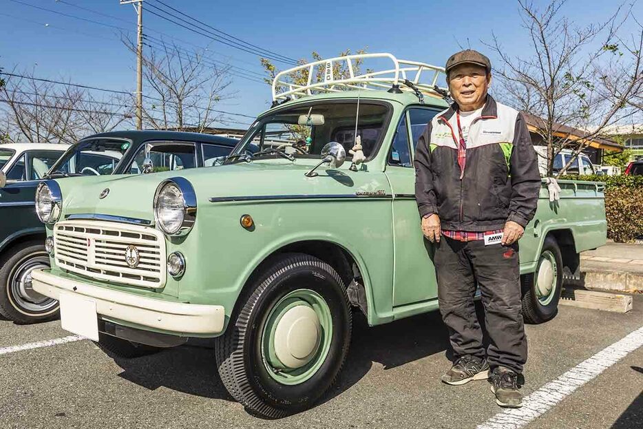 1964年式の日産 320型 ダットサントラックとオーナーの倉持さん