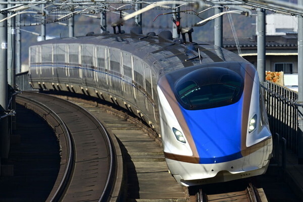 北陸新幹線の車両（画像：写真AC）。