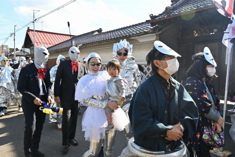 宇宙人に仮装してレトロな街並みを練り歩くUFOフェスティバルの参加者＝福島市飯野町で2024年11月9日午前11時16分、錦織祐一撮影