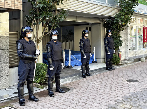 捜索に入ったマンション前で警戒にあたる機動隊員ら（１２日午前、東京都新宿区で）