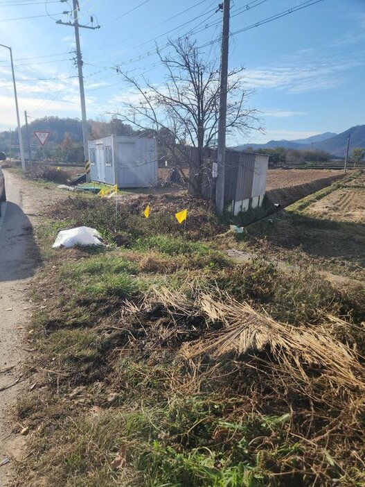 現職の道議員たちが火をつけた田んぼ。［写真　消防公務員労働組合］