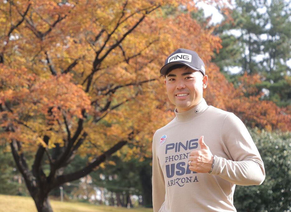 笑顔でサムアップの蝉川泰果（カメラ・今成 良輔）