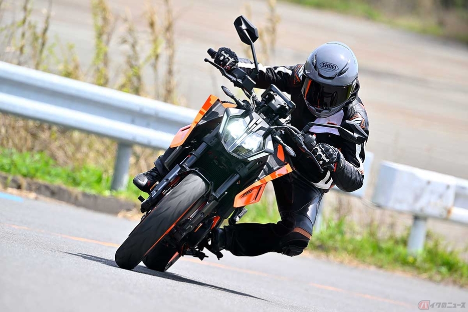 KTM「390 DUKE」（2024年型）に試乗する筆者（中村友彦）