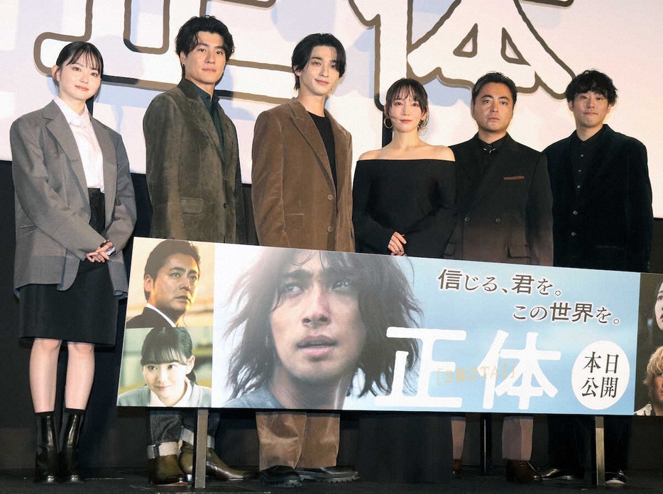 映画「正体」の初日舞台あいさつを行った（左から）山田杏奈、森本慎太郎、横浜流星、吉岡里帆、山田孝之、藤井道人監督