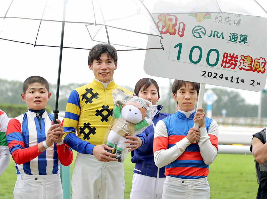 JRA通算１００勝を達成した 長岡禎仁騎手（中央）（カメラ・豊田　秀一）