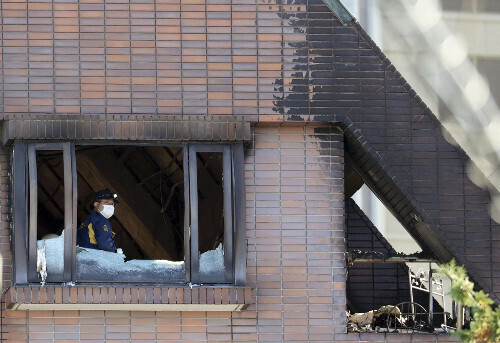 火災があったマンションで検証を行う警視庁の捜査員（２８日午前、東京都文京区で）＝稲垣政則撮影