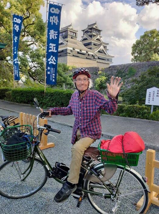 熊本城で写真に収まる前谷上満夫さん＝熊本市（上原春男さん提供）